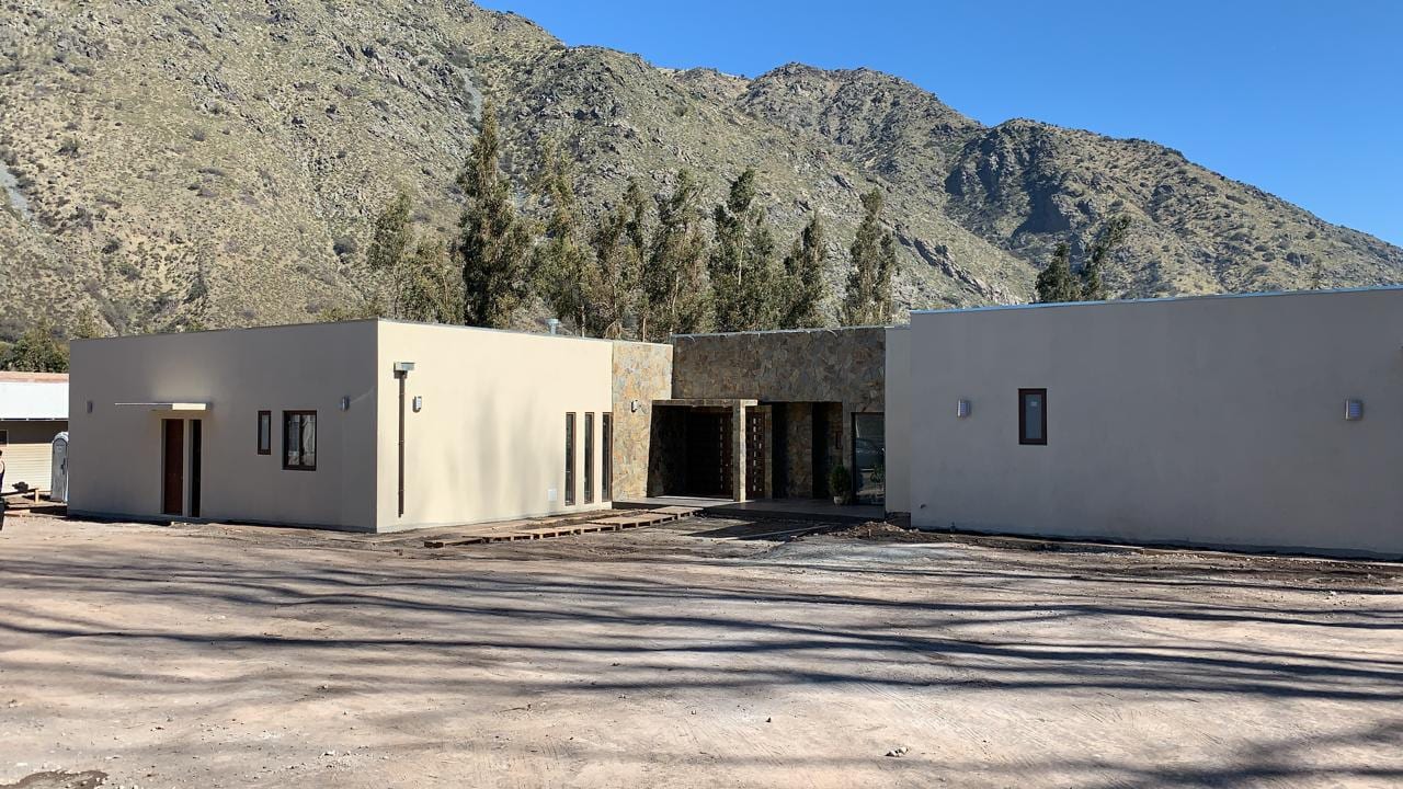 Vivienda terminada con fachada de piedra construida por Constructora LTC
