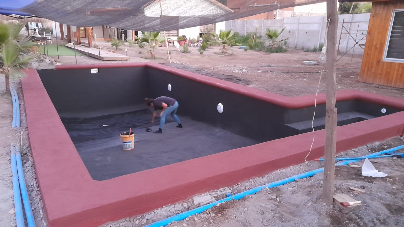 Instalación de revestimiento impermeable en una piscina en construcción