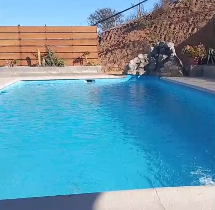 Piscina terminada con vista a la cordillera, construida por Constructora LTC